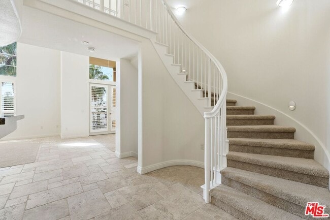 Building Photo - 5831 Seawalk Dr