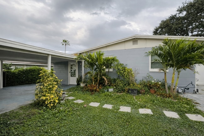 Foto del edificio - 2615 N Beaumont Ave