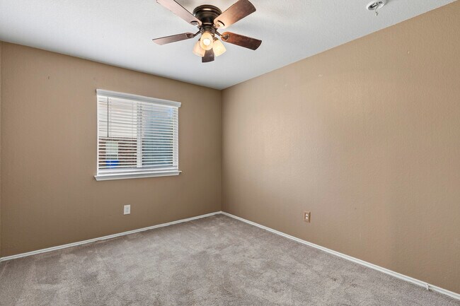 Building Photo - 6725 Mundo Dr