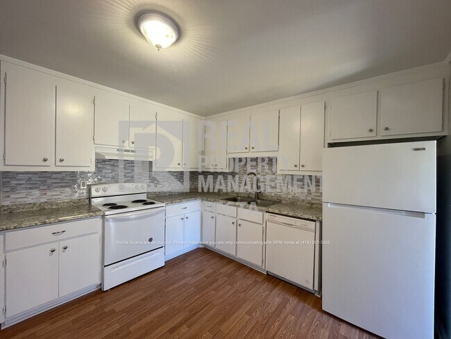 Building Photo - Stunning Three Bedroom Home in Convenient ...