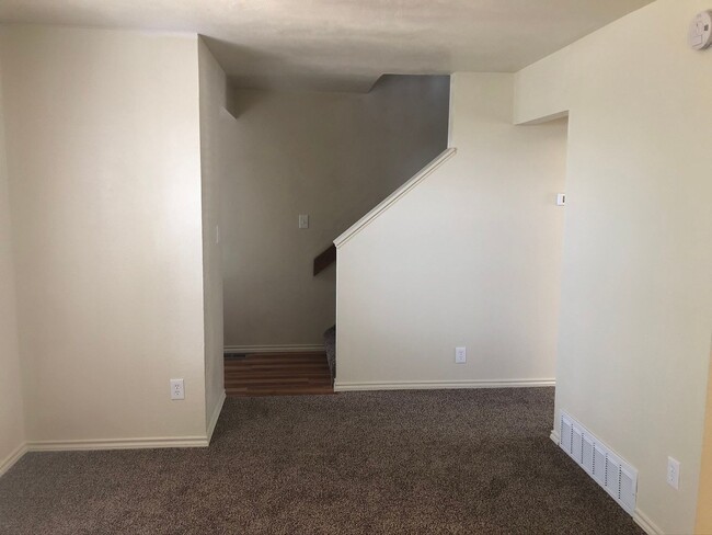 Building Photo - 2 bed/2.5 bath Townhome in Rockrimmon!