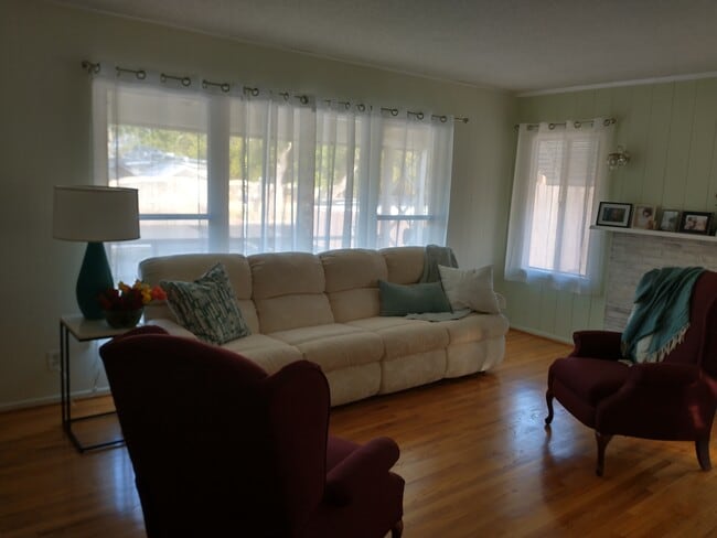 Sala de estar - 6819 Yolanda Ave