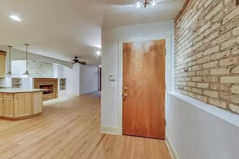 Entrada - 4733 N Malden St