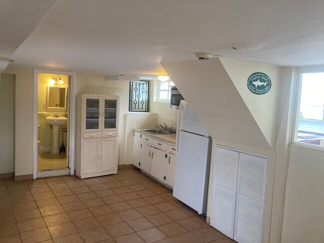 Foto del edificio - 168 Flax Hill Rd