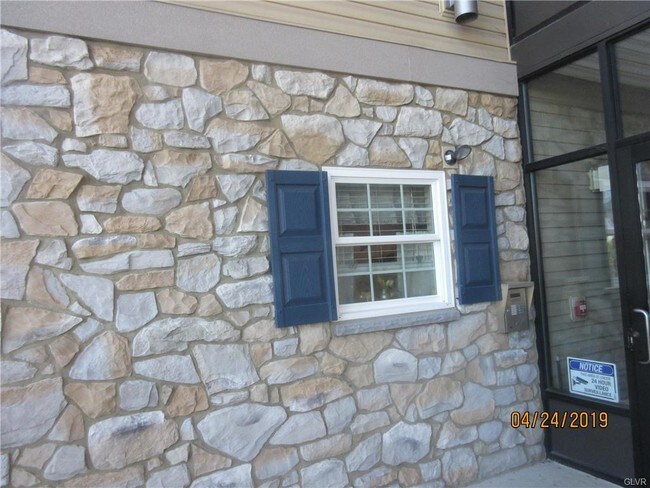 Building Photo - 252 N Walnut St
