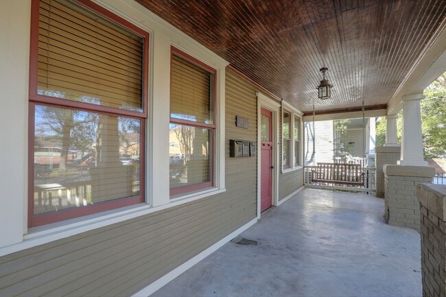 Building Photo - 1421 Cortlandt St
