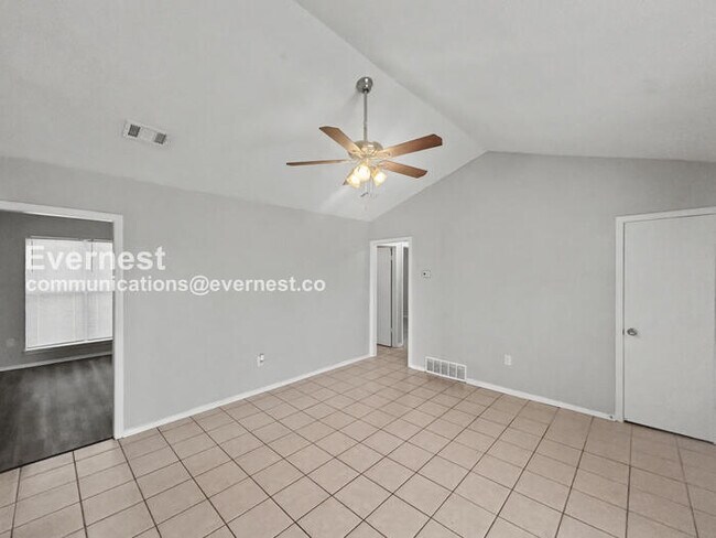 Foto del edificio - 3 Bed/2 Bath Home with Fenced Yard / Pet-Friendly / Available Now!