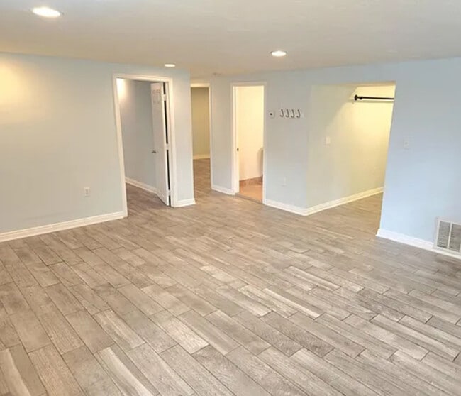 Foto del edificio - Beautiful 3-Bedroom Garden Apartment in th...