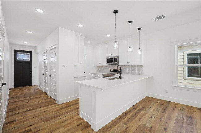 Building Photo - 3058 Hardy St