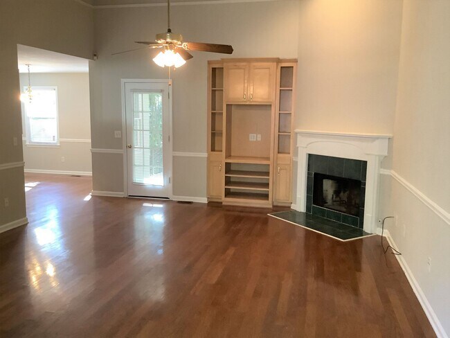 Building Photo - 127 Meadow Creek Dr