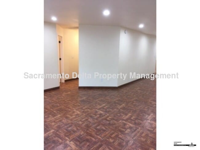 Foto del edificio - Updated 2bed/1bath home with large yard in...