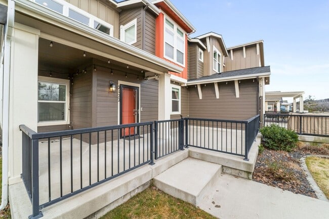 Building Photo - 2122 W Summit Pkwy