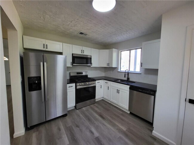 Foto del edificio - 5729 Rock Rd