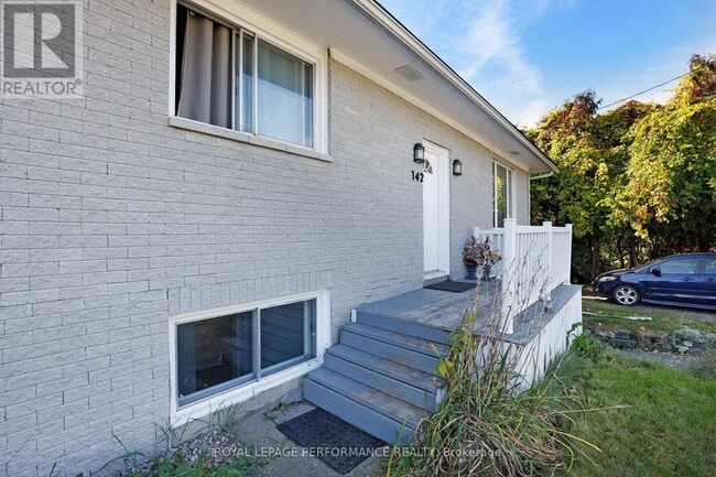 Photo du bâtiment - 142 Meadowlands Dr W