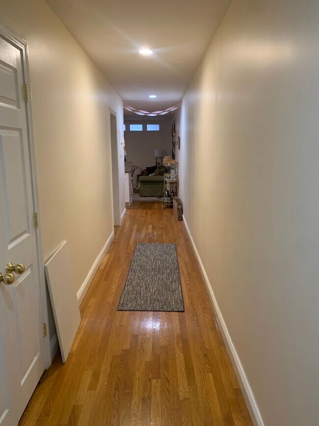 Foto del edificio - 3 BED RIGHT ACROSS FROM B.U. ~~ HEAT & HOT WATER INCLUDED