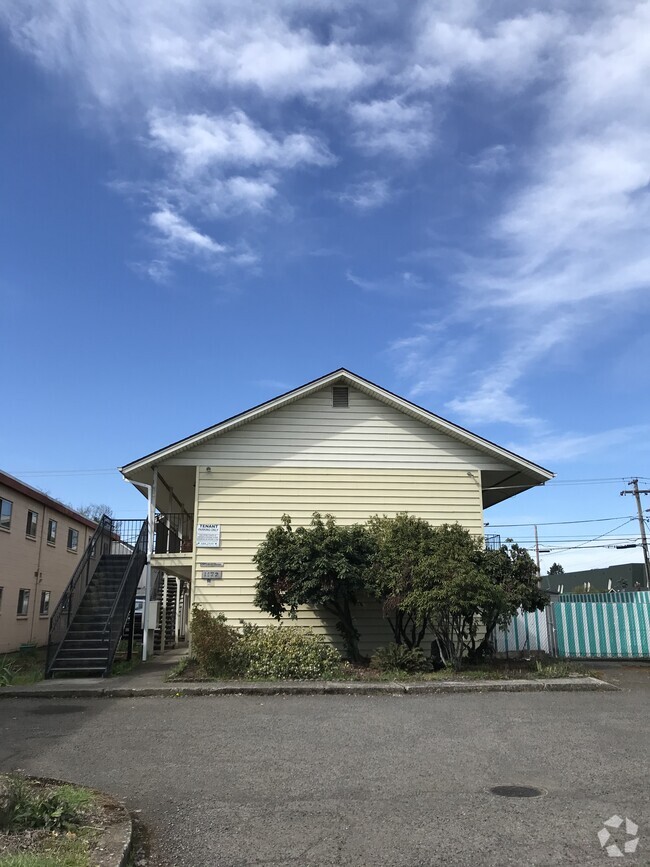 Building Photo - 1172 Chambers St