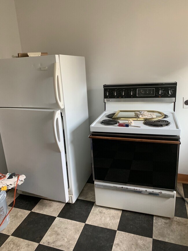Full size applicances - 903 W 25th St