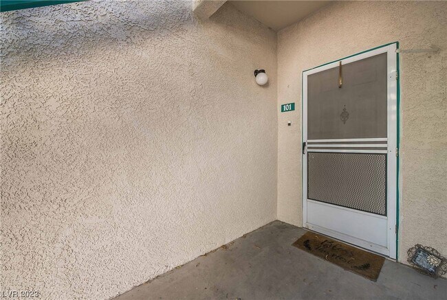 Foto del edificio - 5241 Lindell Rd