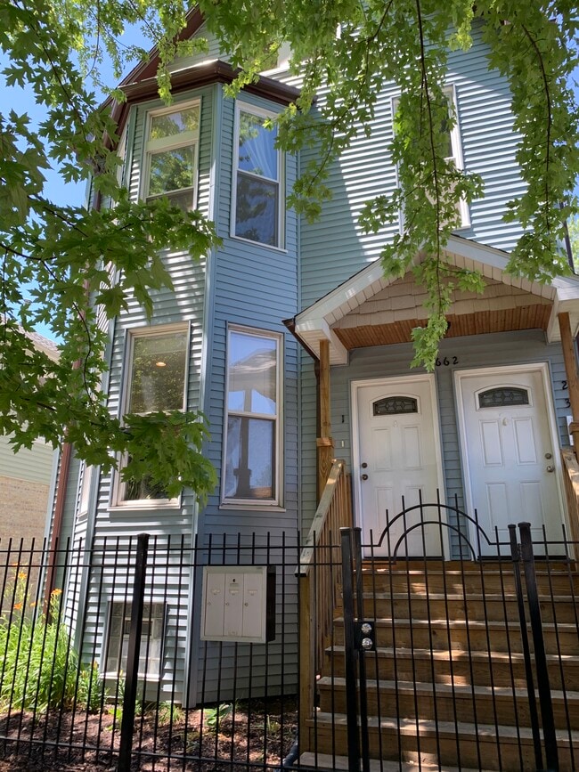 Front - 1662 N Mozart St