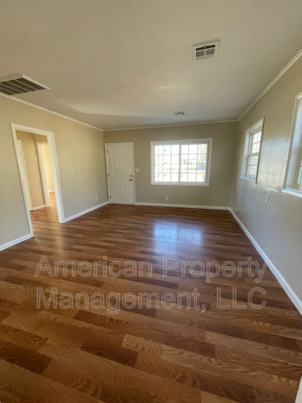 Building Photo - 1547 S Knoxville Ave