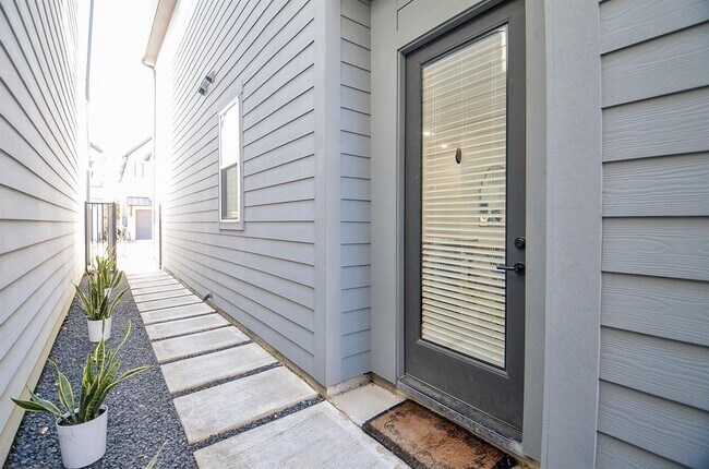 Building Photo - 9020 Wellspring Dr