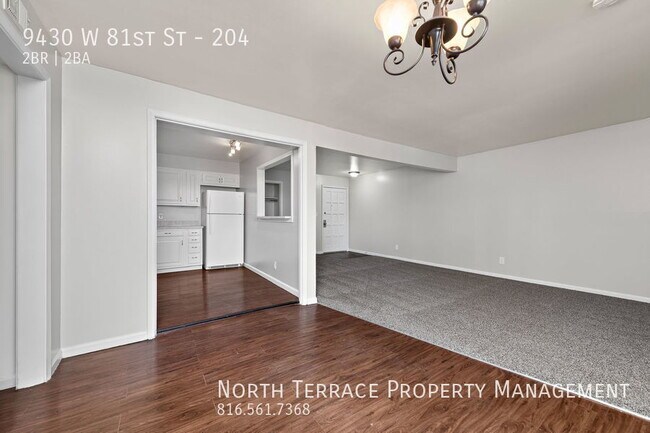 Building Photo - Remodeled 2BR in Prime Overland Park Location