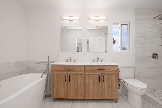 Baño principal actualizado con tocador doble, ducha y bañera independiente. - 292 Chapalita Dr