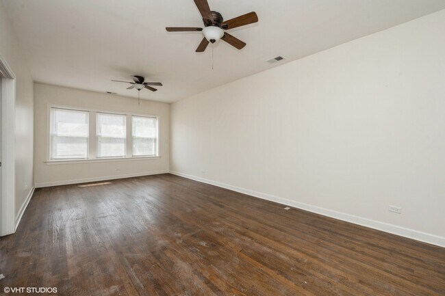 Foto del edificio - 5028 W Madison St