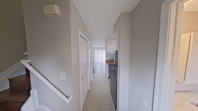 Foto del edificio - 8445 Hickory Dr