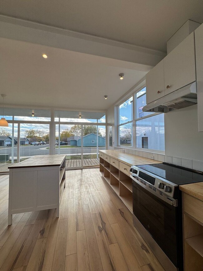 Foto del edificio - 4BR/3BA with Soaring Ceilings & Large Windows