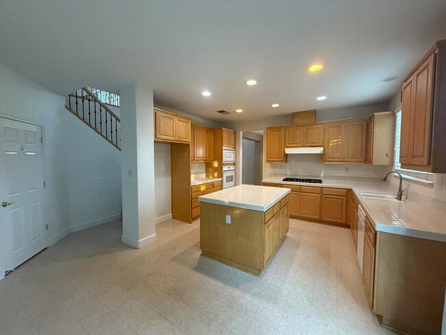Building Photo - 6116 Ravenna Way