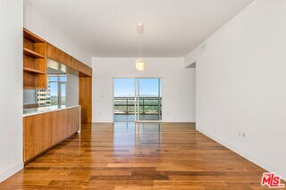 Foto del edificio - 1 W Century Dr