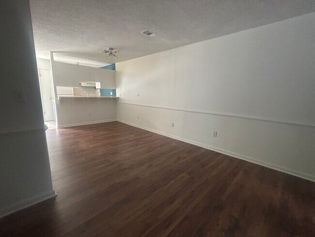 Building Photo - Forest Hills Racquet Club Townhome