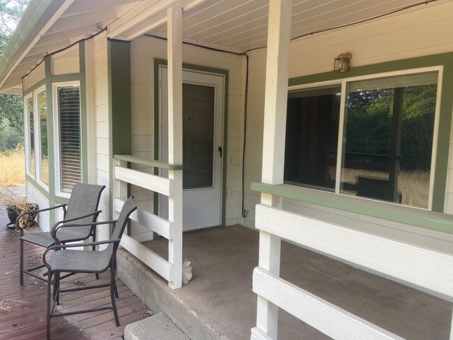 Building Photo - Charming - Off Forni Road - 2 Bdrm, 2 Bath