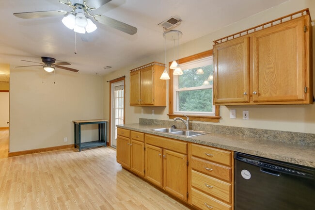 Building Photo - 128 Mann Dr