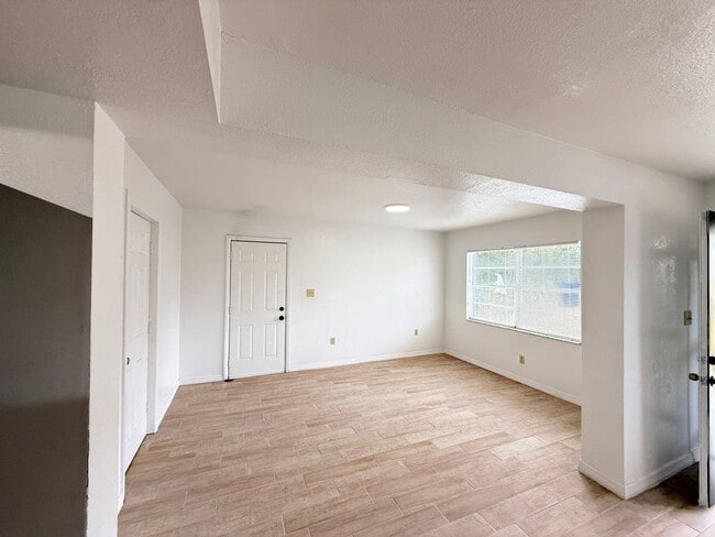 Building Photo - Easy Living Starts Here: 3BR Lakeland Rental