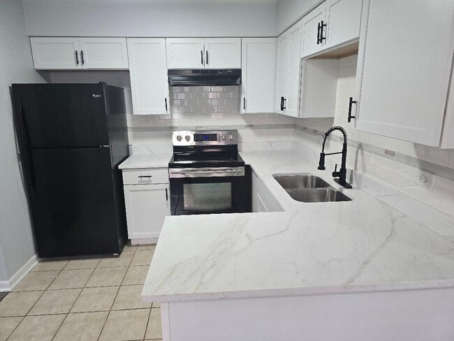 Foto del edificio - 15041 Dobson Ave