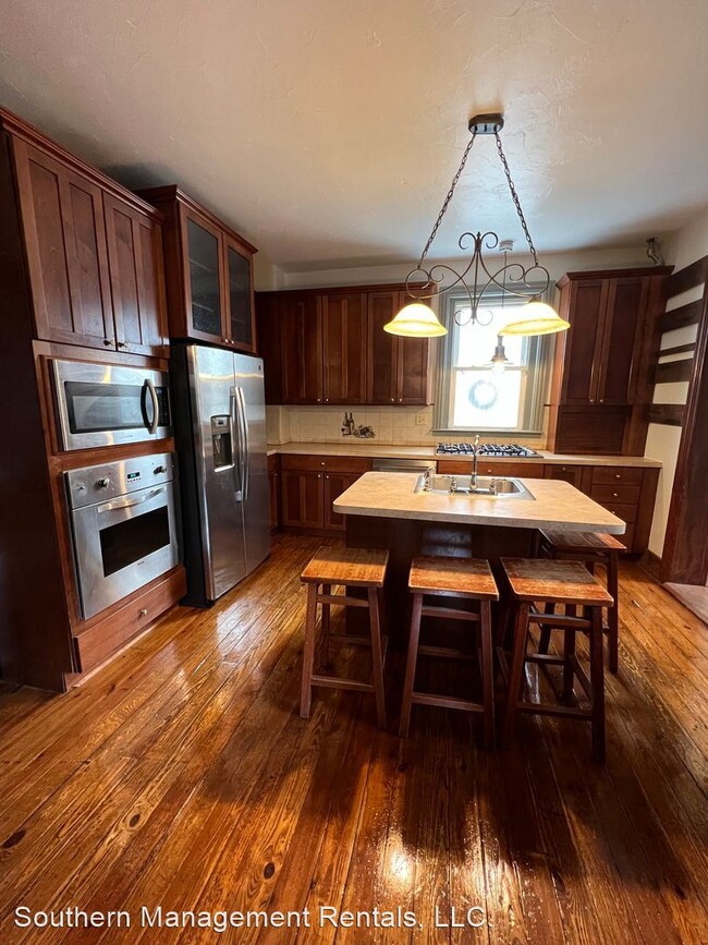 Building Photo - 4 br, 2.5 bath House - 14 A E. Main St.
