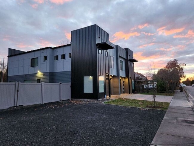 Foto del edificio - BRAND NEW MODERN LIVING!! HUGE 4 Bed 2.5 Bath Duplex with over 2350+ Sq. Feet.