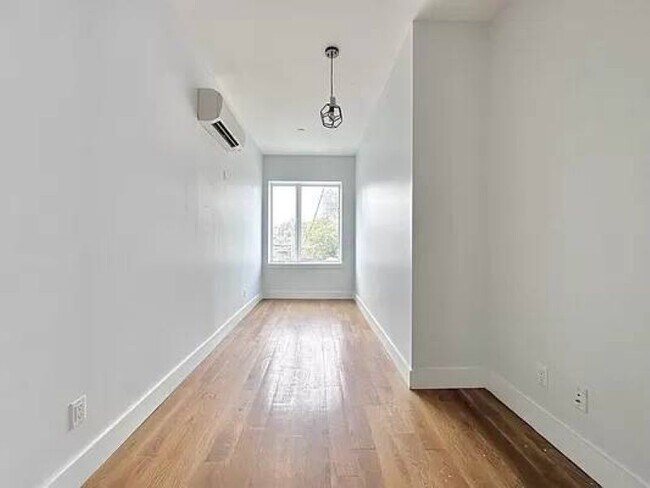 Foto del edificio - 665 Rutland Rd