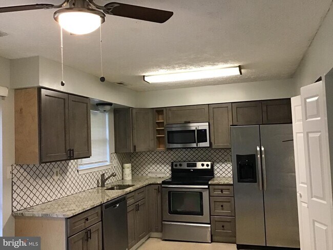 Foto del edificio - 2412 E Rosecroft Village Cir