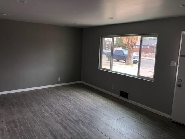 Foto del edificio - 8001 Parkland Dr