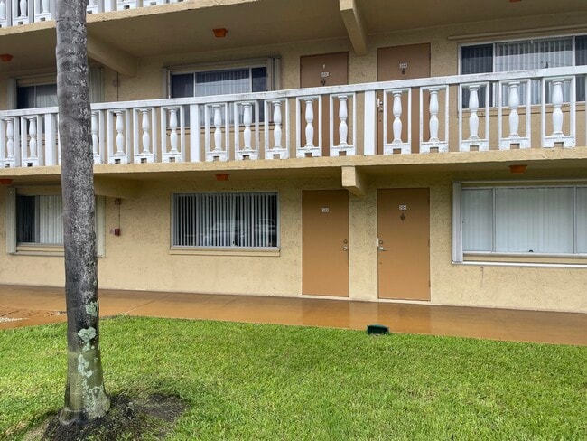 Foto del edificio - 100 Village Green Cir E