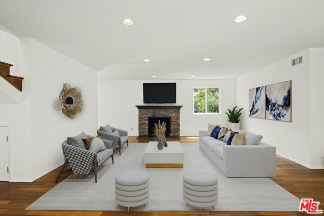 Building Photo - 907 Las Pulgas Rd