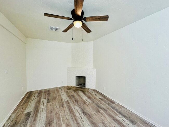 Building Photo - Available 10/10/25! Modern Renovated 2 Bed...