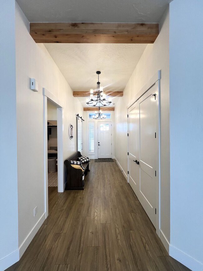 Building Photo - Gorgeous 3 bed 2 ba home in the perfect Me...