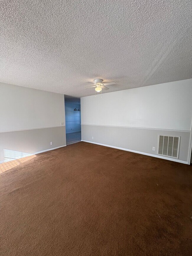 Building Photo - SPACIOUS & Beautiful Home Just Outside She...