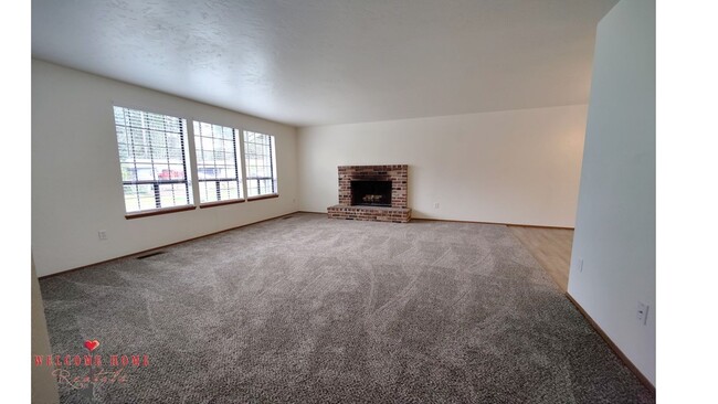 Building Photo - Great 3 bedroom rambler, Newer carpet, Lar...