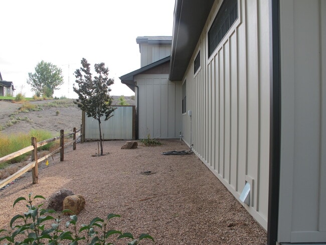 Building Photo - 1670 Wellington Ave
