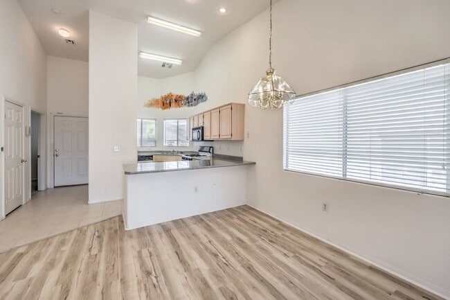 Building Photo - 2 bd / 2 ba / 2 car garage townhouse in He...